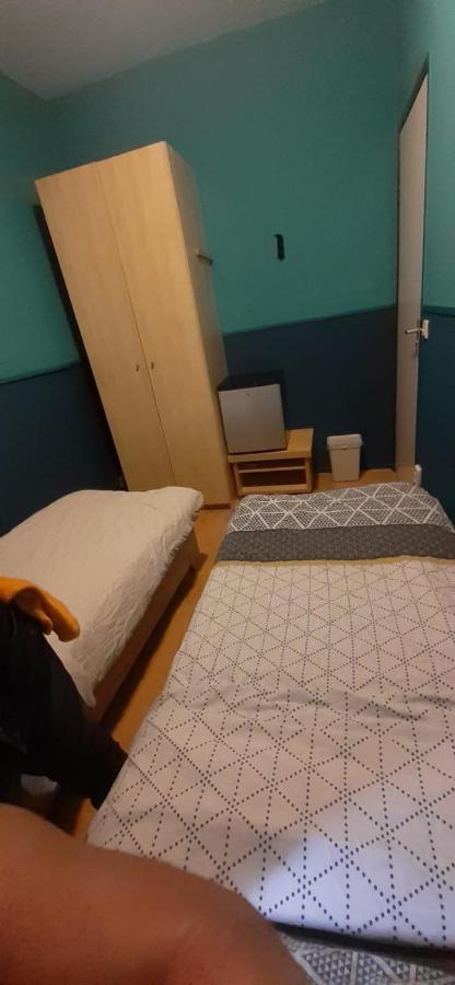 Charlotte, Not For Parties, Not A Hotel, Room With Shared Bathroom, No Kitchen Amsterdam Exterior photo