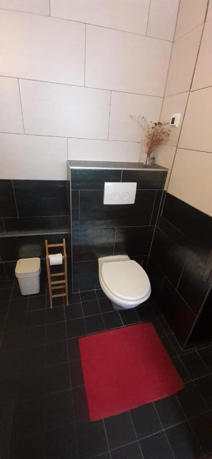 Charlotte, Not For Parties, Not A Hotel, Room With Shared Bathroom, No Kitchen Amsterdam Exterior photo