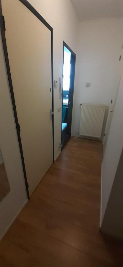 Charlotte, Not For Parties, Not A Hotel, Room With Shared Bathroom, No Kitchen Amsterdam Exterior photo